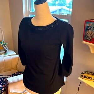 Old Navy 3/4 sleeve sweater size =Piete small. Two rows of black beads in front